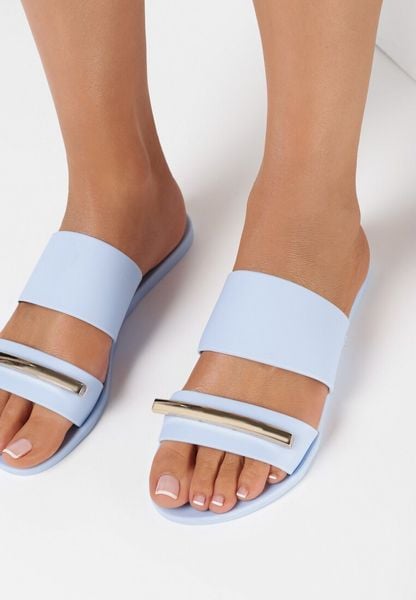Niebieskie Klapki Caesips. Niebieskie klapki damskie Born2be, z aplikacjami, bez obcasa, na płaskiej podeszwie. Za 29.99 zł.