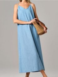 Jeansowa sukienka maxi na ramiączkach - niebieski. Niebieskie sukienki damskie Sinsay, l, bez wzorów, z jeansu, boho, bez kołnierzyka, bez ramiączek, maxi. Za 69.99 zł.