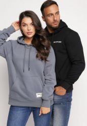 Granatowo-Szara Bluza Wykończona Polarem z Kieszonką i Nadrukiem na Tyle Lilles. Niebieskie bluzy z kapturem męskie Born2be, m, z polaru. Za 89.99 zł.