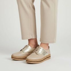 Półbuty damskie Armodo, cholewka ze skóry naturalnej gładkiej z metaliczną wstawką klasyczne sznurowanie zaokrąglony nosek gruba warstwowa podeszwa w. Żółte półbuty damskie Armodo, bez wzorów, ze skóry, eleganckie, bez obcasa. Za 359.00 zł.