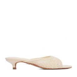 Klapki Nine West. Brązowe klapki damskie Nine West, bez wzorów, bez obcasa. Za 229.99 zł.