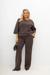 Komplet z bluzką 3/4 i spodniami na gumce Simple Routine taupe/mokka Plus Size Oversize. Brązowe bluzki sportowe damskie Moda Size Plus Iwanek, l, bez wzorów, z bawełny, bez ramiączek. Za 349.90 zł.