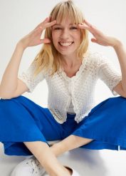 Sweter rozpinany. Białe kardigany damskie bonprix, w ażurowe wzory. Za 129.99 zł.