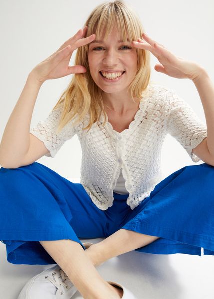 Sweter rozpinany. Białe kardigany damskie bonprix, w ażurowe wzory. Za 129.99 zł.