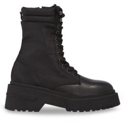 Botki Tommy Jeans. Czarne botki damskie Tommy Jeans, z jeansu, bez obcasa, na słupku, bez zapięcia. Za 679.99 zł.