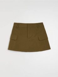 Spódnico-spodenki z kieszeniami cargo - zielony. Zielone spodenki sportowe damskie Sinsay, bez wzorów. Za 49.99 zł.