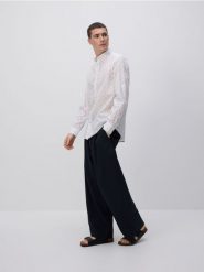 Bawełniana koszula regular fit - biały. Białe koszule męskie Reserved, l, bez wzorów, z bawełny, bez kołnierzyka, bez ramiączek. W wyprzedaży za 55.99 zł.
