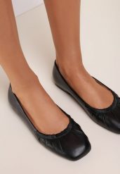 Czarne Balerinki Nemesise. Czarne baleriny damskie Renee, bez wzorów, bez obcasa, na płaskiej podeszwie. Za 24.99 zł.