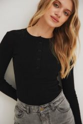 Dopasowany top z dekoltem na zatrzaski w kolorze BLACK - MOODY NAP-M. Czarne topy damskie Marsala, m, bez wzorów, z bawełny, bez kołnierzyka. Za 179.90 zł.