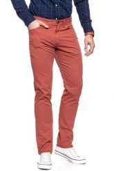 WRANGLER SPODNIE MĘSKIE GREENSBORO SPICE W15QLL89T. Czerwone spodnie materiałowe męskie Wrangler, bez wzorów, z materiału. Za 209.99 zł.