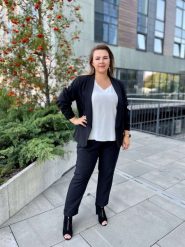 Elegancki czarny komplet Tonia spodnie i żakiet PLUS SIZE. Czarne marynarki i żakiety damskie Moda Size Plus Iwanek, bez wzorów, z elastanu, eleganckie, z podwyższonym stanem, plus size. Za 499.90 zł.