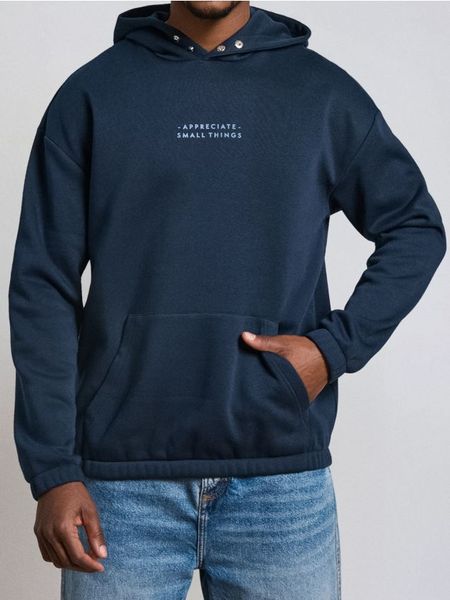 Bluza hoodie z napisem - granatowy. Niebieskie bluzy bez kaptura męskie Sinsay, l. Za 49.99 zł.