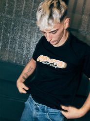 MANTO t-shirt MARKER czarny. Czarne t-shirty damskie Manto, m, bez wzorów, z bawełny, bez kołnierzyka. Za 109.00 zł.