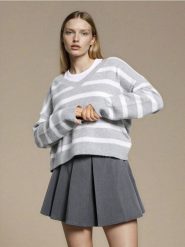 Sweter w paski z dekoltem V - biały. Białe swetry klasyczne damskie Sinsay, l, bez kołnierzyka. Za 49.99 zł.