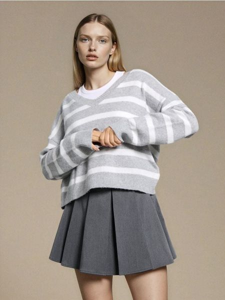 Sweter w paski z dekoltem V - biały. Białe swetry klasyczne damskie Sinsay, l, bez kołnierzyka. W wyprzedaży za 27.99 zł.