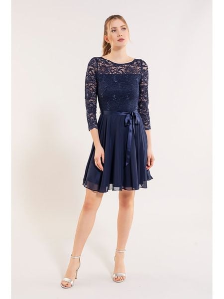 SWING Sukienka w kolorze granatowym rozmiar: 40. Niebieskie sukienki damskie Swing, bez wzorów, z koronki, bez kołnierzyka, bez ramiączek, mini. Za 252.99 zł.