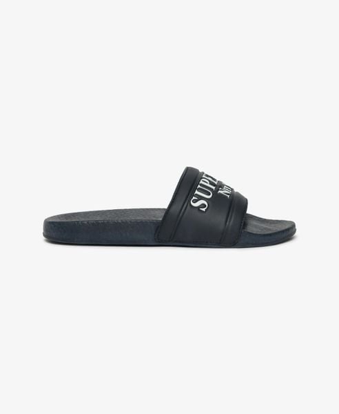 Superdry klapki Destination Pool z wyściełanym paskiem – EBONY. Brązowe klapki damskie Superdry., bez wzorów, z poliesteru, bez obcasa. Za 152.50 zł.