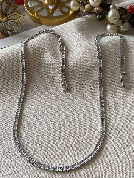 Luseera Pozłacany naszyjnik z cyrkoniami - dł. 45 cm rozmiar: onesize. Szare naszyjniki damskie Luseera, pozłacane. Za 43.99 zł.