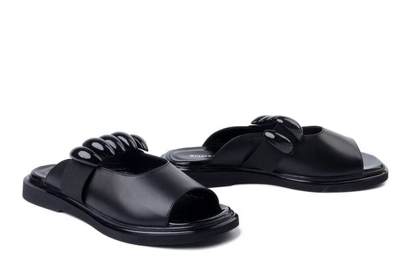 BOMBONELLA G019 507 107 czarny, klapki damskie. Czarne klapki damskie Bombonella, bez wzorów, ze skóry, bez obcasa, na obcasie. Za 284.90 zł.