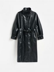 Płaszcz z imitacji skóry - czarny. Czarne płaszcze damskie Reserved, l, bez wzorów, ze skóry. Za 359.99 zł.