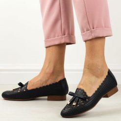 Granatowe ażurowe półbuty damskie Jezzi 222-1. Niebieskie półbuty damskie Jezzi, w ażurowe wzory, ze skóry, eleganckie, bez obcasa, na obcasie. Za 169.00 zł.