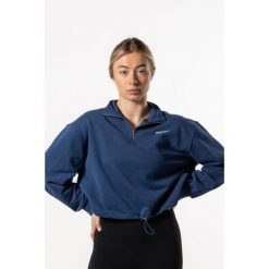 Damska krótka bluza z krótkim zamkiem i opuszczonym ramieniem – kobaltowy. Niebieskie bluzy sportowe damskie AESTHETIC WOLF, uniwersalny, bez wzorów, z bawełny, bez ramiączek, krótkie, bez kaptura. Za 259.99 zł.