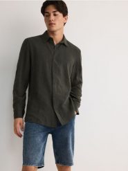 Jeansowe szorty slim fit - granatowy. Niebieskie szorty męskie Reserved, z denimu, bez kołnierzyka. W wyprzedaży za 89.99 zł.