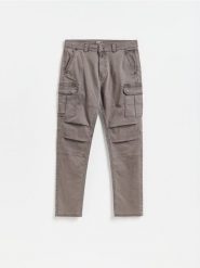 Spodnie cargo slim - ciemnoszary. Szare spodnie materiałowe męskie Reserved, bez wzorów, z bawełny. Za 179.99 zł.