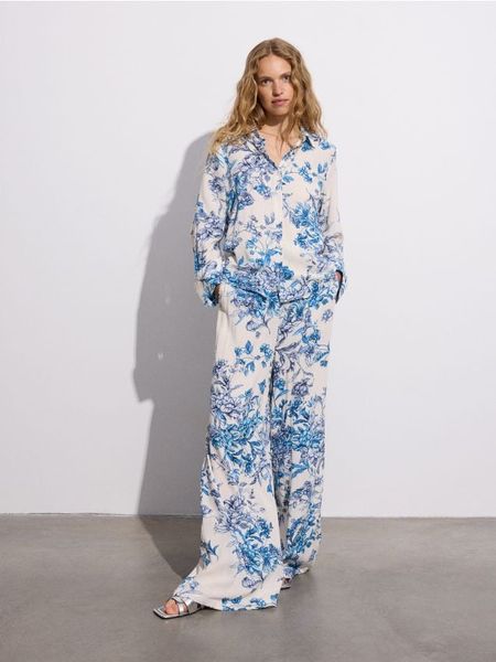 Wzorzysta koszula z wiskozy - wielobarwny. Koszule damskie Reserved, l, bez wzorów, z wiskozy, bez kołnierzyka, bez ramiączek. W wyprzedaży za 99.99 zł.