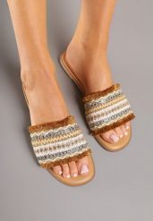 Brązowe Klapki Ozdobione Cyrkoniami i Frędzlami w Stylu Boho Ridivenna. Brązowe klapki damskie Renee, bez wzorów, bez obcasa, na płaskiej podeszwie. W wyprzedaży za 47.99 zł.