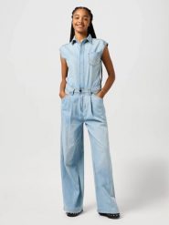 WRANGLER DAMSKI KOMBINEZON JEANSOWE WRANGLER TROUSER JUMPSUIT PALE BLUE WASH 112362713. Niebieskie kombinezony damskie Wrangler, s, bez wzorów, z jeansu, bez kołnierzyka, bez ramiączek. Za 229.99 zł.