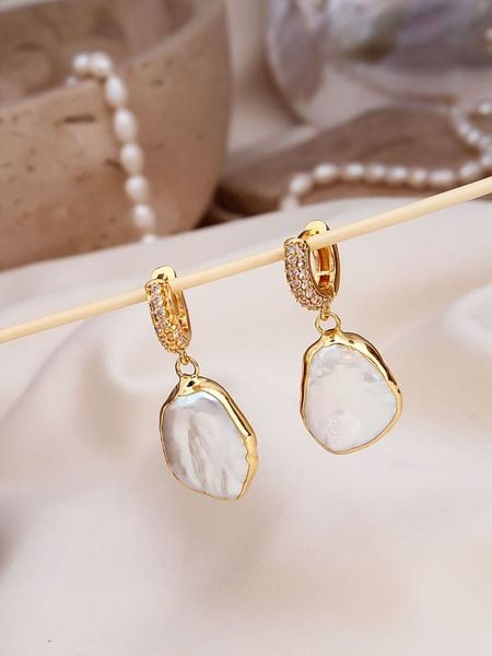 L'Atelier de Gaia Pozłacane kolczyki-kreole z masą perłową rozmiar: onesize. Białe kolczyki damskie L'Atelier de Gaia, z perłą, pozłacane. Za 59.95 zł.