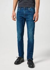 MĘSKIE SPODNIE JEANSOWE WRANGLER GREENSBORO AZURE FADE 112357206. Niebieskie spodnie materiałowe męskie Wrangler, bez wzorów, z jeansu. W wyprzedaży za 159.99 zł.