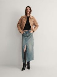 Pikowana kurtka z kołnierzem - beżowy. Brązowe kurtki damskie Reserved, l, bez wzorów, z tkaniny, bez kaptura. W wyprzedaży za 69.99 zł.