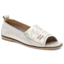 Złote Sandały Armodo Eleganckie Obuwie Damskie. Żółte sandały damskie Armodo, z aplikacjami, ze skóry, bez obcasa, na płaskiej podeszwie. Za 379.00 zł.