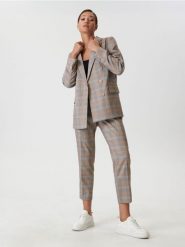 Spodnie z kantem - kremowy. Białe spodnie materiałowe damskie Sinsay, bez wzorów, z włókna, eleganckie. W wyprzedaży za 24.99 zł.