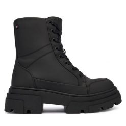 Trzewiki Tommy Hilfiger. Czarne botki damskie Tommy Hilfiger, bez obcasa, na płaskiej podeszwie, bez zapięcia. Za 599.99 zł.