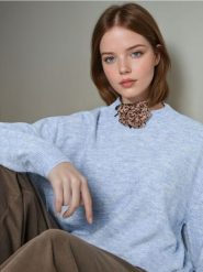 Sweter - błękitny. Niebieskie swetry klasyczne damskie Sinsay, l, bez kołnierzyka. Za 35.99 zł.