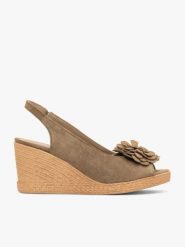 Jasnobrązowe sandały na koturnie z kwiatem. Brązowe sandały damskie Ryłko, bez wzorów, ze skóry, bez obcasa, na koturnie. Za 399.99 zł.