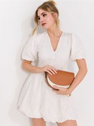 Torebka crossbody - brązowy. Brązowe torebki klasyczne damskie Sinsay, bez wzorów, bez dodatków. W wyprzedaży za 39.99 zł.
