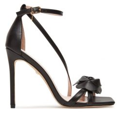 Sandały Marciano Guess. Czarne sandały damskie Marciano Guess, z aplikacjami, bez obcasa, na szpilce. Za 939.99 zł.