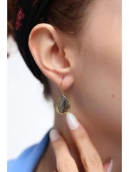 Pierres delicates Pozłacane kolczyki z labradorytem rozmiar: onesize. Szare kolczyki damskie Pierres delicates, z labradorytem, pozłacane, z zapięciem typu bigiel. Za 56.53 zł.