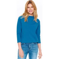 BLUZA NIEROZPINANA DAMSKA, GŁADKA. Niebieskie bluzy bez kaptura damskie TOP SECRET, z dzianiny. W wyprzedaży za 39.99 zł.