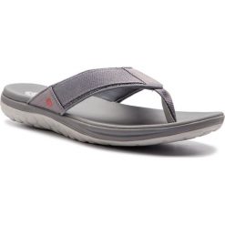 Japonki CLARKS - Step Beat Dune 261402677 Grey. Szare klapki i japonki męskie Clarks, z materiału. W wyprzedaży za 159.00 zł.