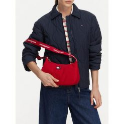 Torebka Tommy Jeans. Czerwone torebki klasyczne damskie Tommy Jeans, bez wzorów, z jeansu, bez dodatków. Za 249.99 zł.