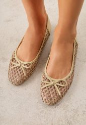 Ciemnobeżowe Balerinki z Siateczkową Cholewką z Plecionką Zdobione Kokardką Harelaya. Brązowe baleriny damskie Renee, z aplikacjami, z jeansu, bez obcasa, na płaskiej podeszwie. Za 69.99 zł.