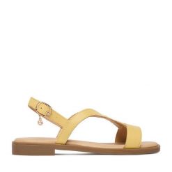 Sandały Lasocki. Żółte sandały damskie Lasocki, bez wzorów, bez obcasa, na płaskiej podeszwie. Za 129.99 zł.