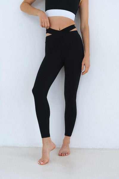 Legginsy do jogi Moonholi V-shape z długimi nogawkami. Czarne legginsy damskie MOONHOLI, l, bez wzorów, z elastanu, na jogę i pilates. Za 199.00 zł.