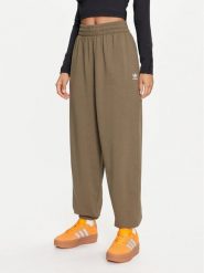 Adidas Spodnie dresowe Essentials Fleece Boyfriend JIY9692 Khaki Loose Fit. Brązowe spodnie dresowe damskie Adidas, l, bez wzorów, z bawełny. Za 199.99 zł.