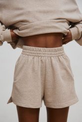 Szorty z dzianiny dresowej w kolorze BEIGE MELANGE - LE PETIT-S. Brązowe spodenki sportowe damskie Marsala, bez wzorów, z bawełny, casualowe, z podwyższonym stanem. W wyprzedaży za 49.98 zł.